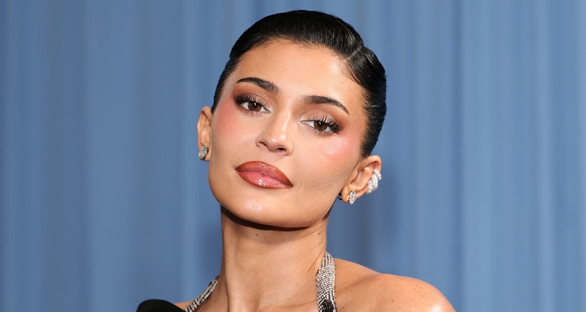 Kylie Jenner partage un aperçu des cheveux bouclés naturels après avoir abandonné les perruques