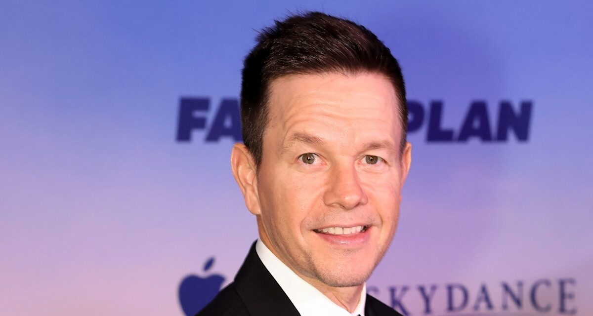 Les adolescents imposants de Mark Wahlberg le rejoignent sur le tournage de son dernier projet et volent le spectacle