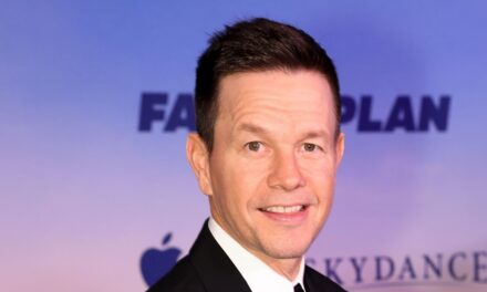 Les adolescents imposants de Mark Wahlberg le rejoignent sur le tournage de son dernier projet et volent le spectacle