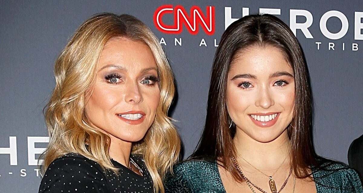 La fille de Kelly Ripa montre Killer Abs in Lace Bra and Mini Jirt Combo