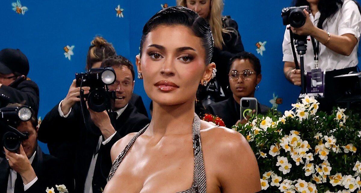 Kylie Jenner est une vraie vie Barbie dans un bralet de latex rose vif et une jupe assortie