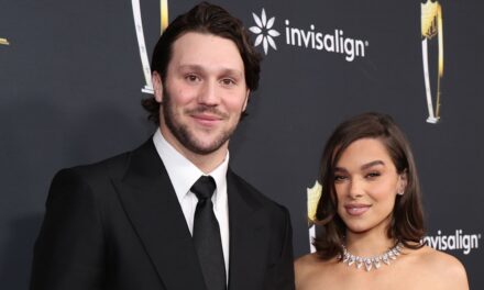 Josh Allen de Buffalo Bills maintient une importante tradition d&rsquo;avant-match avec Hailee Steinfeld malgré son «  très spontanée  »