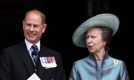 Royal Family Live: Princess Anne et le duc d&rsquo;Édimbourg en plomb Engagements