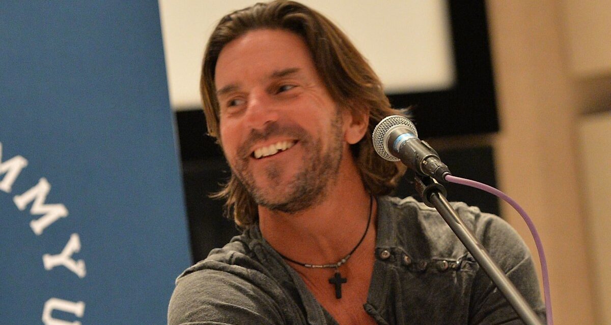 À l&rsquo;intérieur de la vie de famille de Brett James avec une femme et 4 enfants après l&rsquo;auteur-compositeur lauréate d&rsquo;un Grammy dans un accident d&rsquo;avion