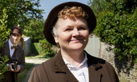 Lesley Nicol de Downton Abbey révèle le nouveau chapitre «excitant» et la gentillesse des propriétaires du château de Highclere après la mort du mari – exclusif