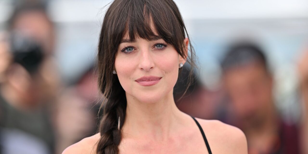 Dakota Johnson prouve si vous voulez porter une robe nue – seul un chignon fera l&rsquo;affaire