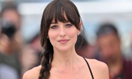 Dakota Johnson prouve si vous voulez porter une robe nue – seul un chignon fera l&rsquo;affaire