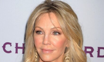 Heather Locklear étonne les fans avec un look jeune au milieu d&rsquo;une apparence rare