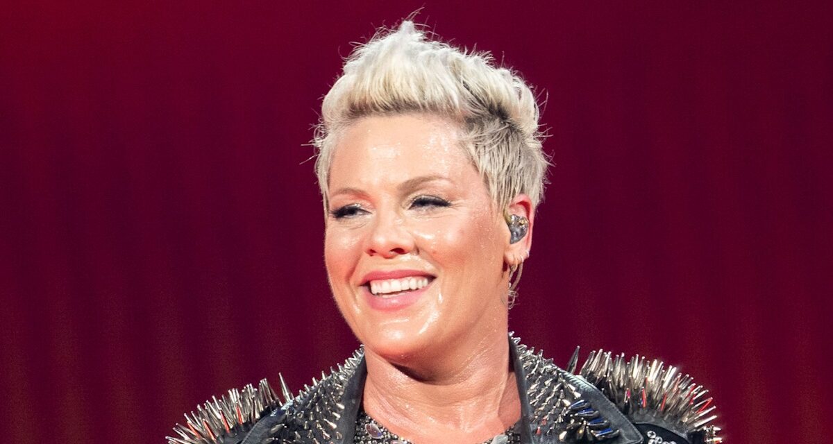 Regarder: Pink Beams avec fierté alors que sa fille Willow fait ses débuts sur scène avec Hugh Jackman