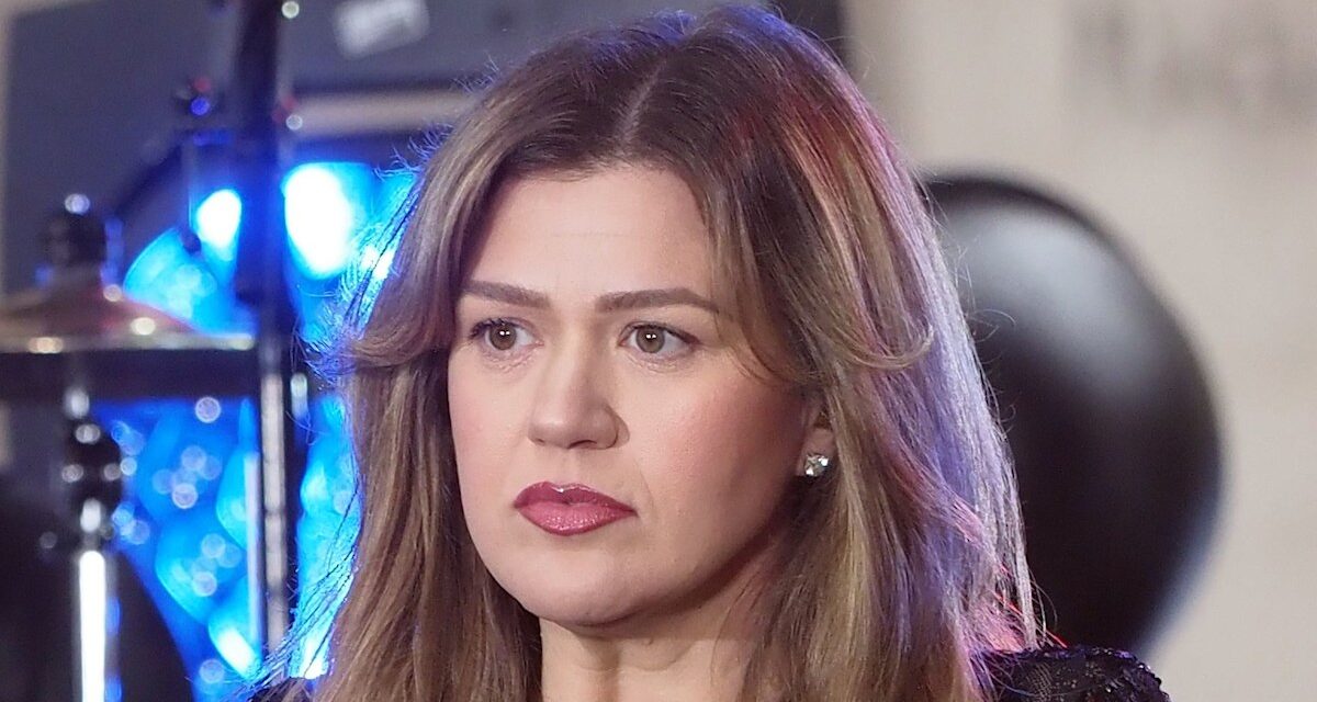 Kelly Clarkson aborde les temps «lourds» alors qu&rsquo;elle revient pour montrer la mort de l&rsquo;ex-mari Brandon Brandon Brandon