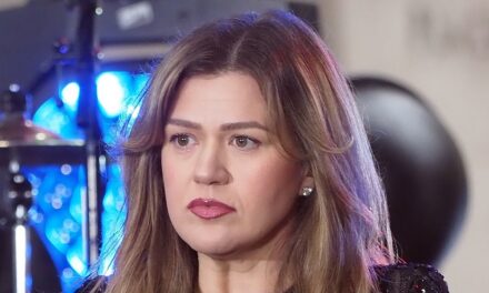 Kelly Clarkson aborde les temps «lourds» alors qu&rsquo;elle revient pour montrer la mort de l&rsquo;ex-mari Brandon Brandon Brandon