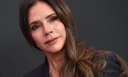 Victoria Beckham apparaît sur le podcast Call Her Daddy d&rsquo;Alex Cooper, et c&rsquo;est une décision intelligente