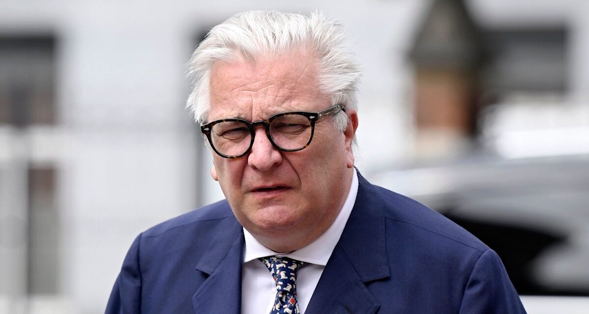 Le prince Laurent reconnaît le fils secret 5 ans après le choc de la paternité du père du roi Albert