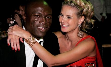 Les fils de Heidi Klum avec une tour de phoque sur la maman de mannequin dans une photo de famille élargie