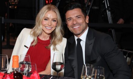 Kelly Ripa et Mark Consuelos révèlent des plans d&rsquo;adoption alors qu&rsquo;ils parlent de la famille en expansion