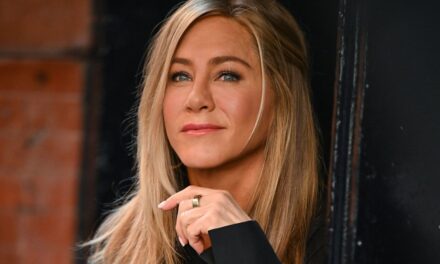 Jennifer Anniston &lsquo;vient de porter la manucure la plus codée par Rachel – et c&rsquo;est parfait pour la nouvelle saison