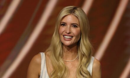 Ivanka Trump présente ses longues jambes dans le selfie de la salle de bain audacieux