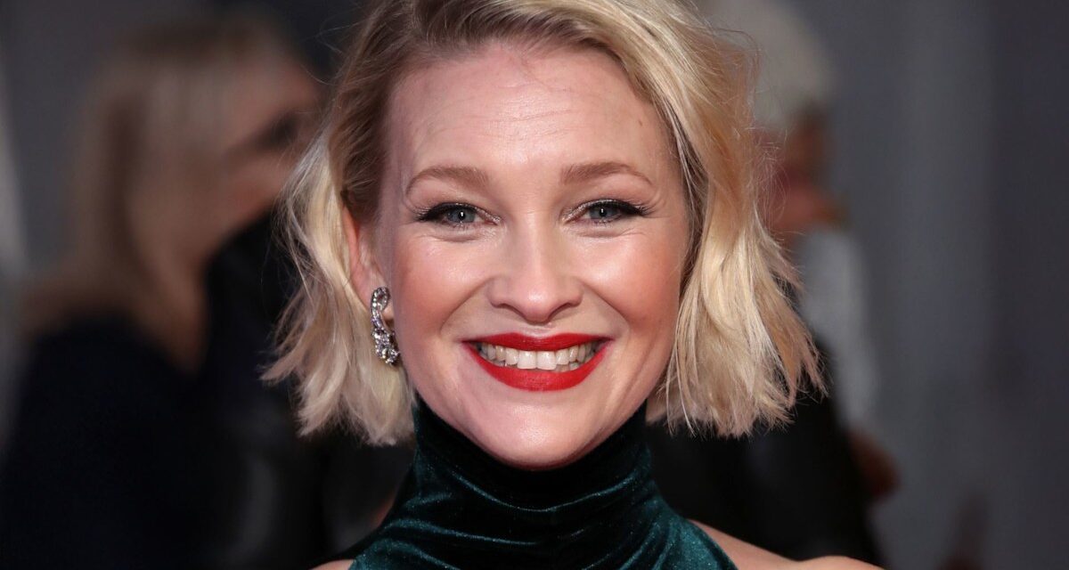 Joanna Page révèle qu&rsquo;elle partageait autrefois un baiser inattendu avec Johnny Depp – et a accidentellement brisé le vent devant lui – exclusif