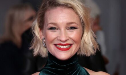 Joanna Page révèle qu&rsquo;elle partageait autrefois un baiser inattendu avec Johnny Depp – et a accidentellement brisé le vent devant lui – exclusif
