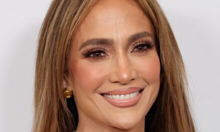 Jennifer Lopez dit adieu à l&rsquo;été dans une robe florale plongeante