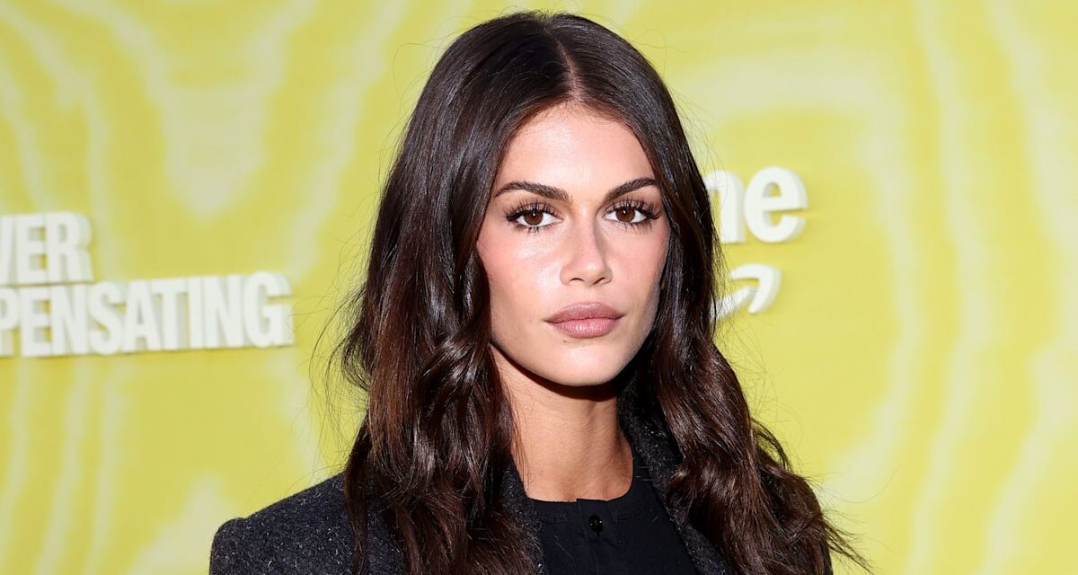 Kaia Gerber étourdit de la dentelle et des paillettes aux côtés de son petit ami Lewis Pullman au Festival du film de Venise