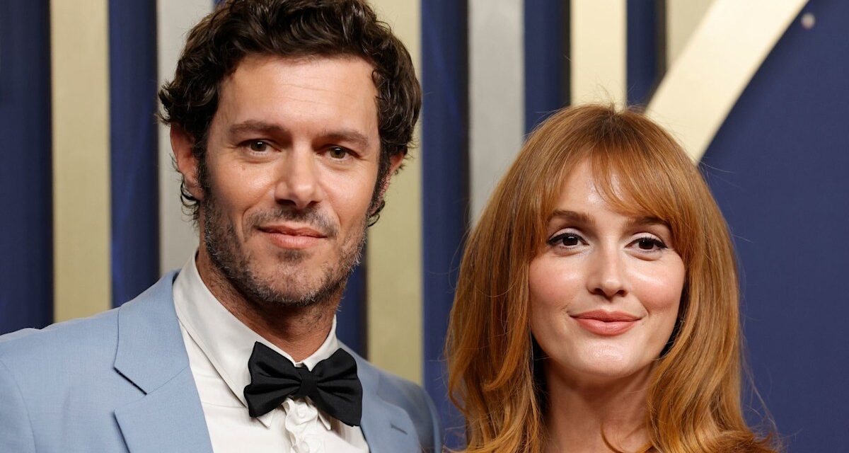 Adam Brody et Leighton Meester remportent les Emmys Best Best Dressed Couple – dans les tenues pastel assorties