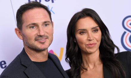 Le fils aux cheveux bouclés de Christine Lampard est le mini-moi de mari Frank dans un nouveau kit de football