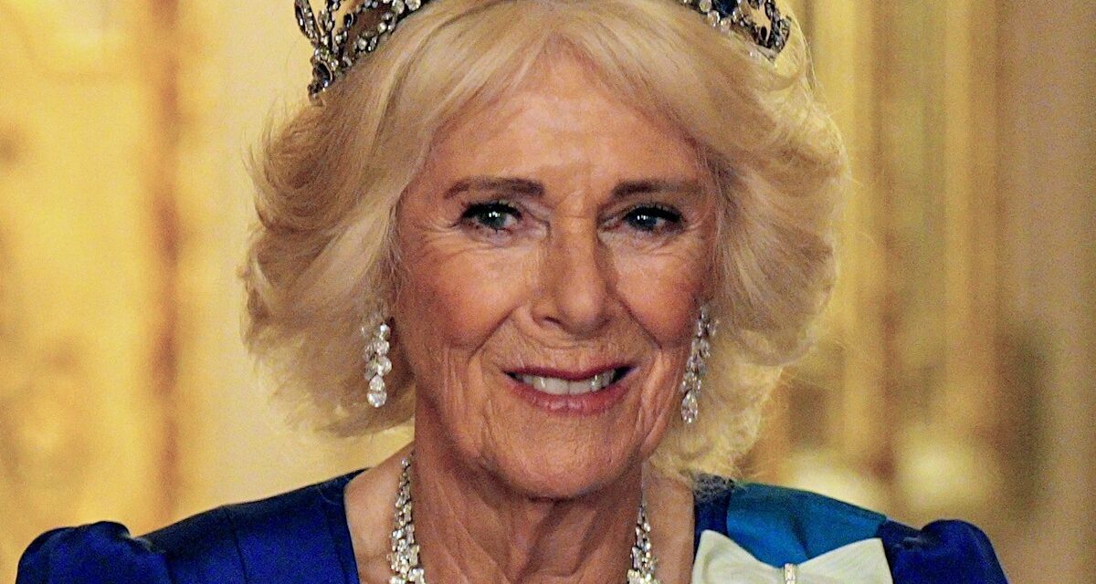 La reine Camilla dégouline dans les diamants de la reine mère – mais une partie est manquante