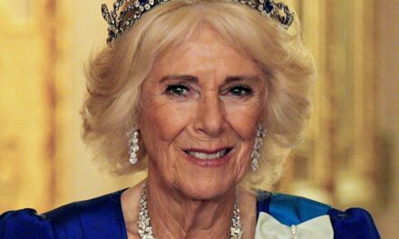 La reine Camilla dégouline dans les diamants de la reine mère – mais une partie est manquante