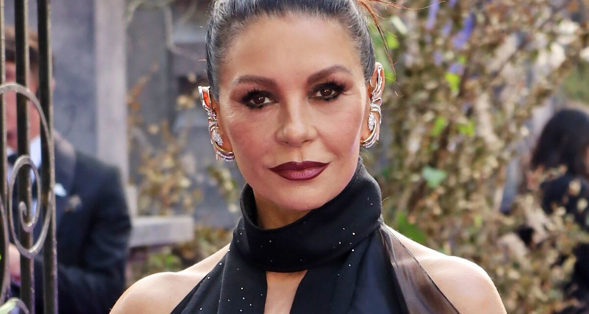 Catherine Zeta Jones, 56 ans, fait tourner les têtes avec une apparence intemporelle dans une mini-robe en dentelle noire
