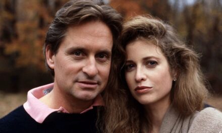 L&rsquo;ex-femme de Michael Douglas de 22 ans de remaries – au demi-frère de la princesse Diana