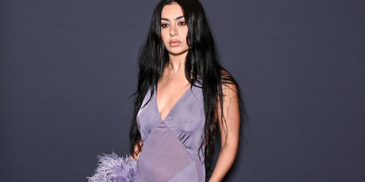 Charli xcx vient de faire à nouveau le monobrow cool – et nous sommes obsédés