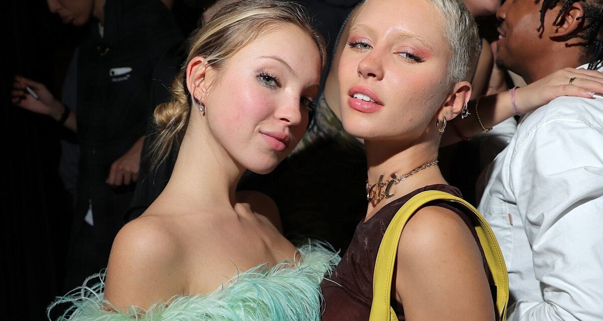 Lila Moss vient de faire ses débuts sur les cheveux «  blonds de tournesol  » pour son anniversaire – et Iris Law l&rsquo;a copiée