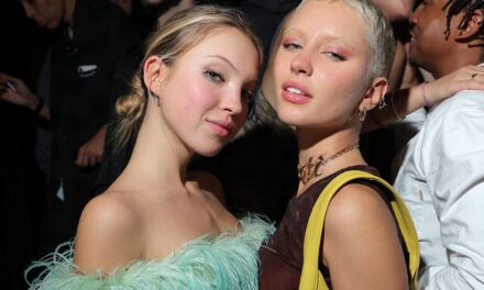 Lila Moss vient de faire ses débuts sur les cheveux «  blonds de tournesol  » pour son anniversaire – et Iris Law l&rsquo;a copiée