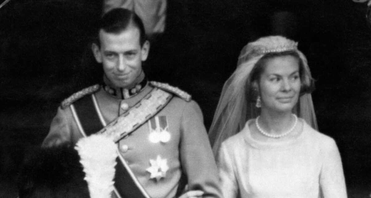 Revivez le mariage de la duchesse du Kent: cérémonie de détention de tradition, robe de mariée de 15 pieds et plus