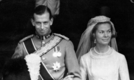 Revivez le mariage de la duchesse du Kent: cérémonie de détention de tradition, robe de mariée de 15 pieds et plus