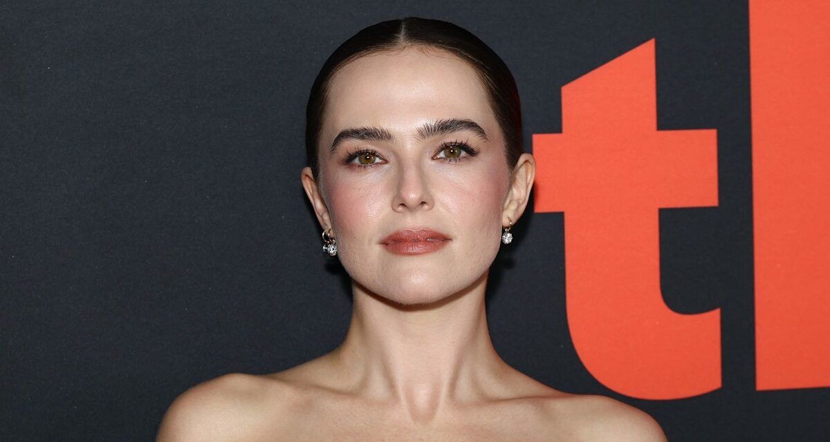 Zoey Deutch révèle qu&rsquo;elle est secrètement fiancée depuis des mois, nous la regardons sur et les romans hors écran