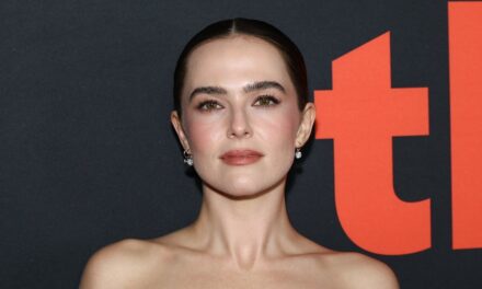 Zoey Deutch révèle qu&rsquo;elle est secrètement fiancée depuis des mois, nous la regardons sur et les romans hors écran