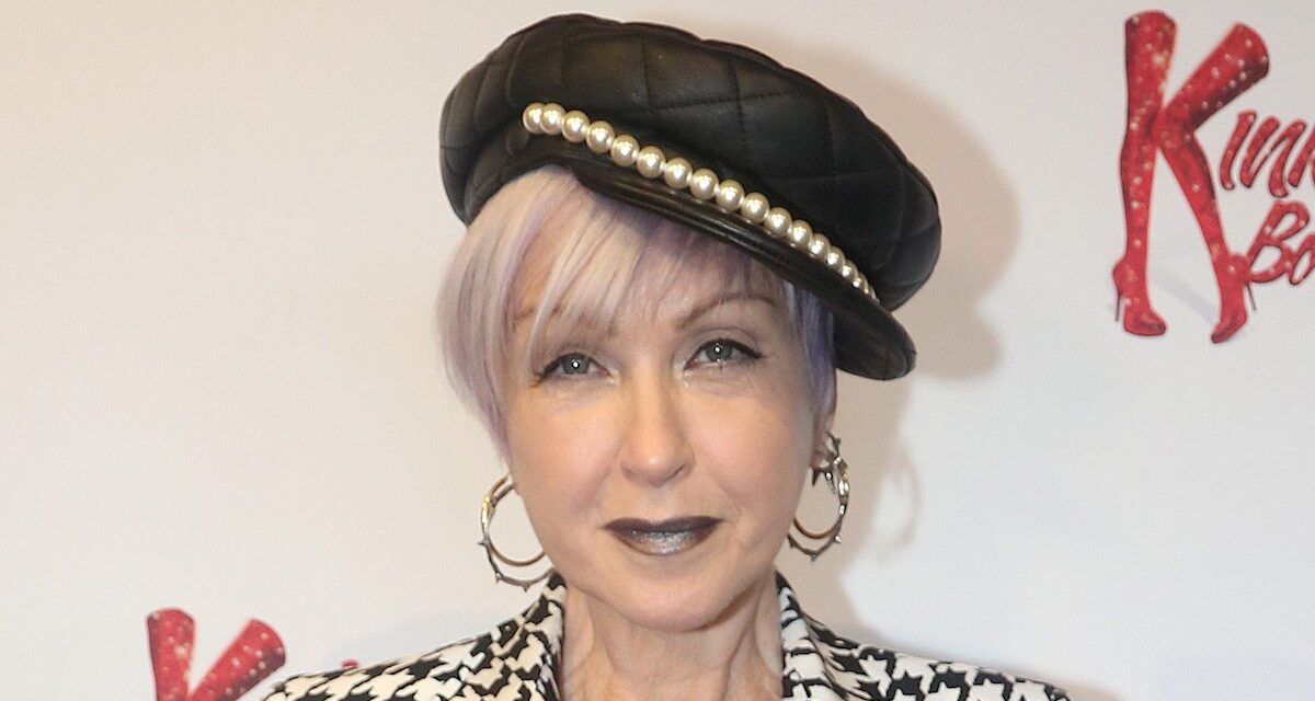 Cyndi Lauper, 72 ans, Rocks Spiky Blue Hair et Funky Polka-Dot Suit à NYFW Event avec Martha Stewart