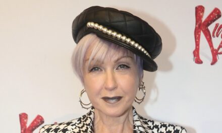 Cyndi Lauper, 72 ans, Rocks Spiky Blue Hair et Funky Polka-Dot Suit à NYFW Event avec Martha Stewart
