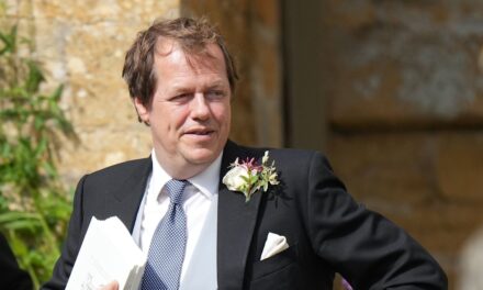 Le fils de la reine Camilla, Tom Parker Bowles, mène la liste des invités de grande société scintillante au mariage de Zac Goldsmith avec Hum Fleming