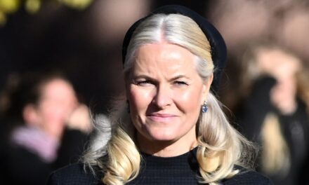 Crown Princess Mette-Marit sera loin des devoirs royaux pendant un mois pour la «réhabilitation pulmonaire»