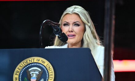 Erika Kirk «  pardonne  » l&rsquo;assassin de son mari en hommage en larmes