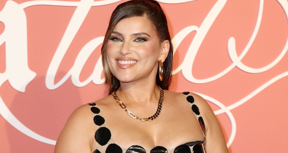 Nelly Furtado présente les courbes en mini-robe dangereusement courte