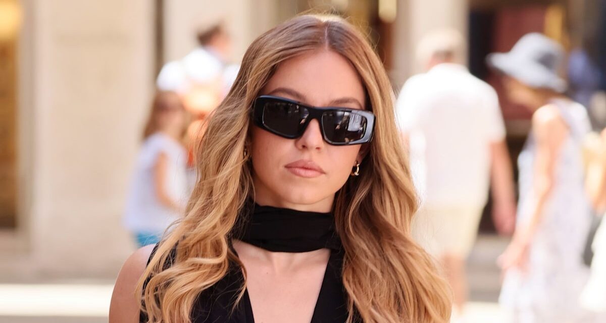 Sydney Sweeney redéfinit la couture pour l&rsquo;automne en combinaison de découpe en mailles