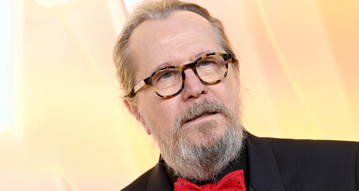 Gary Oldman a l&rsquo;air entièrement méconnaissable sur la photo à couper le souffle du début de sa carrière