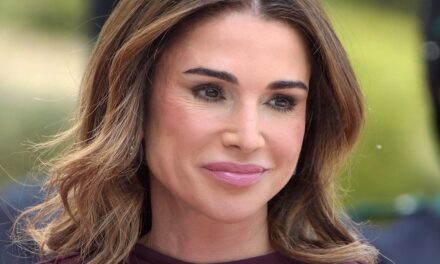 La reine Rania partage un adorable message d&rsquo;anniversaire pour ses filles «  préférées  », la princesse Iman et Salma
