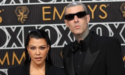 Le fils de Kourtney Kardashian Rocky ressemble à sa maman avec de longs cheveux noirs dans de nouvelles photos avec papa Travis Barker