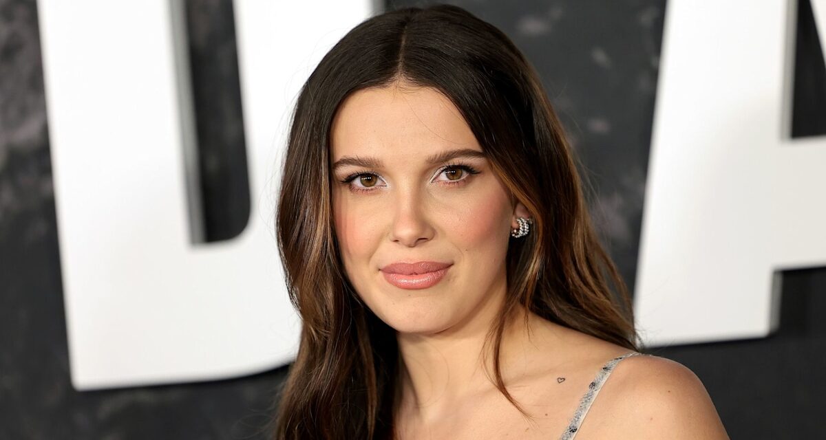 Millie Bobby Brown étourdit dans une robe noire plongeante sur le tapis rouge