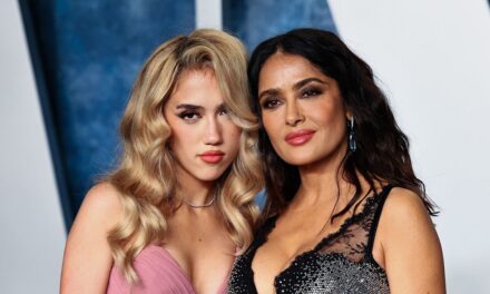 La fille de Salma Hayek, Valentina, est son jumeau alors qu&rsquo;elle célèbre le jalon majeur